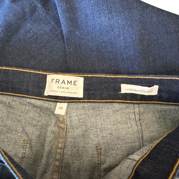 Frame - Le Bardot Crop Flare Raw Edge
Jeans in Sutherland Sz 28 - Picture 9 of 14